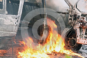 Auto incidente fiamme 