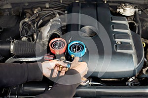 Car air conditioner check service, leak detection, fill refrigerant.Device and meter liquid cooling in the car by specialist