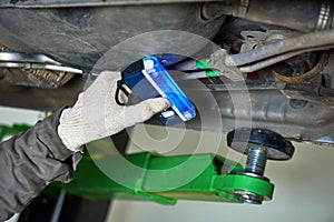 Car air-conditioner servicing. detection freon leak with ultraviolet lamp