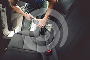 Auto cuidado detallando a limpieza de asientos sobre el lujo carros 