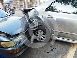 Auto la caduta incidente sul strade un danneggiato. incidente causato da secondo un mancanza di da capacità sul guidare. Grazie 