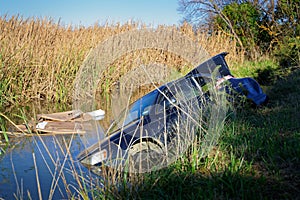 Auto se estrelló abandonado en pantano 