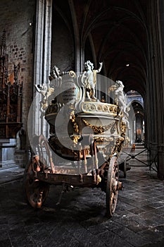 Car d'Or - gilded dray