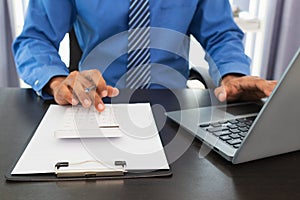 Car dealers have brought out documents and calculators to calculate interest rates and notify car payment to customers before