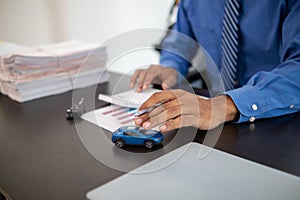 Car dealers have brought out documents and calculators to calculate interest rates and notify car payment to customers before