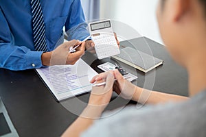 Car dealers have brought out documents and calculators to calculate interest rates and notify car payment to customers before