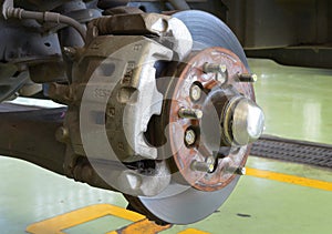 Car disc brakes servicing