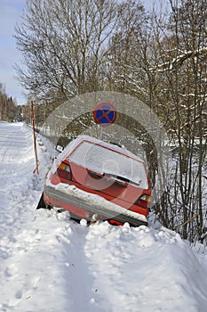 Car in the ditch photo