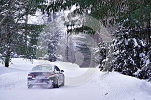 Auto Fuert Op schnéi Strooss 