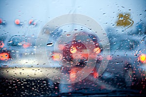 Auto gestión en la lluvia a tormenta abstracto 