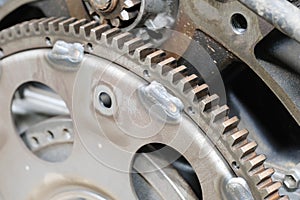 Car engine with flywheel plate