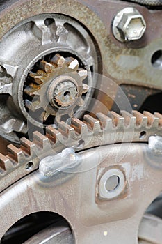 Car engine with flywheel plate