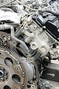 Car engine with flywheel plate