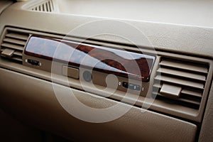 Car glove box (compartment) with air deflectors