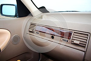 Car glove box (compartment) with air deflectors