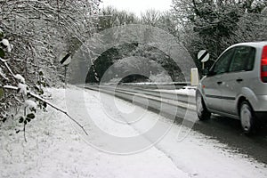Auto sul ghiacciato strade 