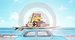 Auto con i bagagli sul tetto pronto per le vacanze estive di Rendering 3D.