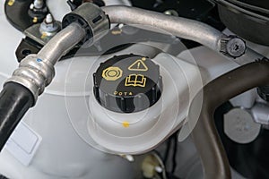 Auto údržba zkontrolovat úroveň z brzda a spojku kapalina 