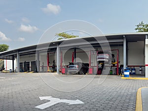 Car maintenance station with lift