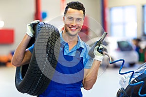 Car mechanic changing tires