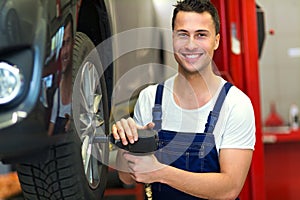 Car mechanic changing tires