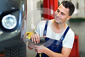 Car mechanic changing tires