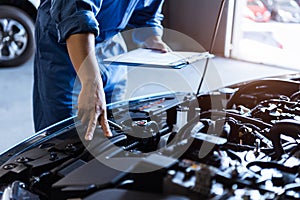 Držení schránky a kontrola na údržba vozidlo podle nárok v opravit obchod garáž. motor 