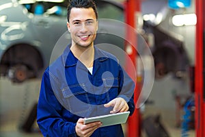 Car mechanic using a digital tablet