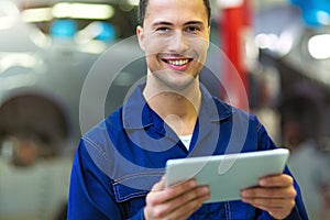 Car mechanic using a digital tablet