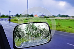 Auto Spiegel glas auf der Kondensation aus natürlich Wasser Tropfen. abstrakt 