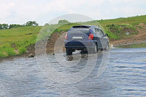 The car moves the river to the ford