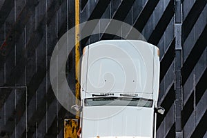 Auto estacionado sobre el auto cubierta de transportar. 