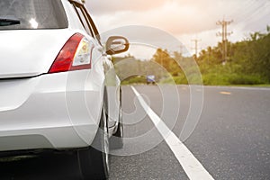 Auto è un parcheggiato sul strade 