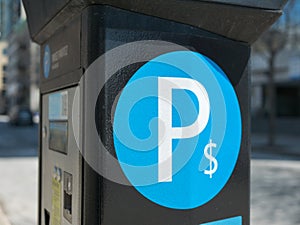 Car and parking machine with electronic payment