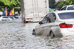 Car parking on the street and show level of water flooding in Ba