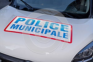 Car police municipale means in french Municipal police vehicle