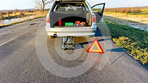 Car problems, red warning triangle!