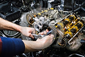 Car repair: overhaul of the V6 engine. Replacing drive chains