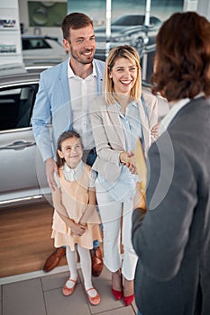 car seller congratulate the family on buying car