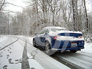 Auto sobre el nevado carreteras 