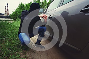 Car theft, Breaking the lock in the car door