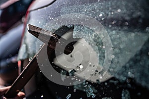 Car thief breaks the car window