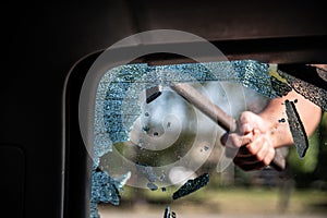 Car thief breaks the car window