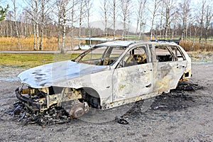 car totaly burnt up standing in rural site