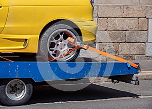 Car transporter with ratchet strap for safety