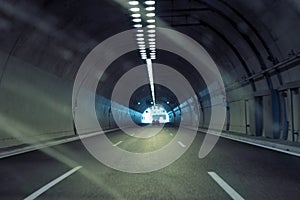 Auto en túnel 