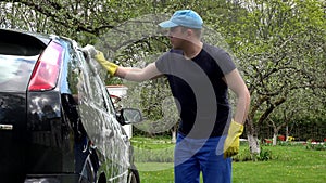 Car washing by hand using a foam preparation for polishing