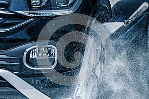 Car washing with a high pressure water jet at an self-service car wash station