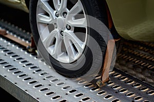 Car wheel belt fixing tow truck mechanism