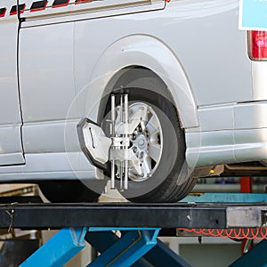 Car wheel fixed with computerized wheel alignment machine clamp